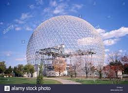 L’attribut alt de cette image est vide, son nom de fichier est Buckminster.Le-dome-geodesique-Buckminster-Fuller-spherique-utilise-comme-le-pavillon-americain-au-cours-de-lExpo-67-Worlds-Fair.jpeg.