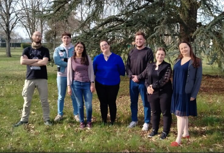 7 membres de l'équipe du département exobiologie du CBM Orléans sur fond naturel