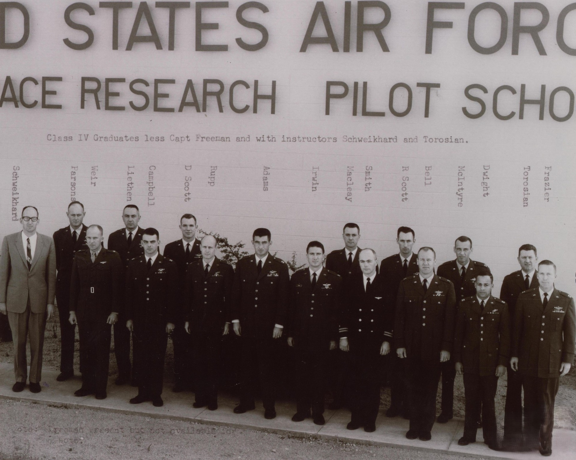 Photo de classe de 16 apprentis astronautes en tenue militaire.