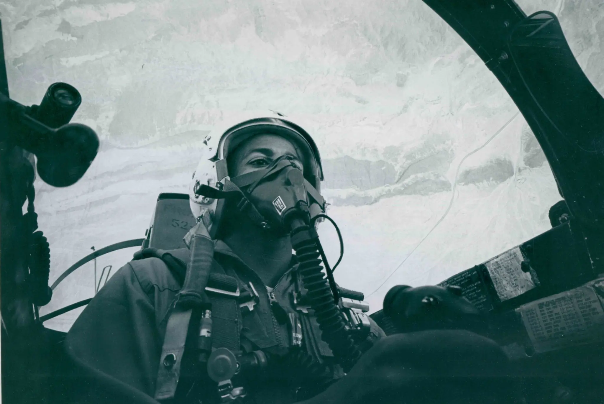 Dwight jeune pilote dans un cockpit de jet en plein vol.