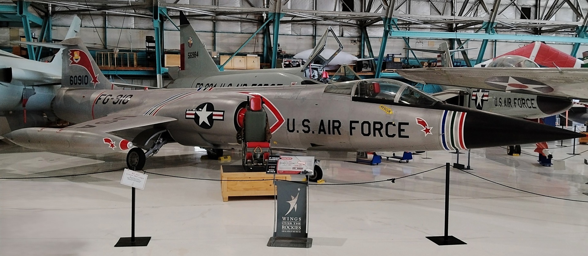 Avion F-104 exposé dans un musée.