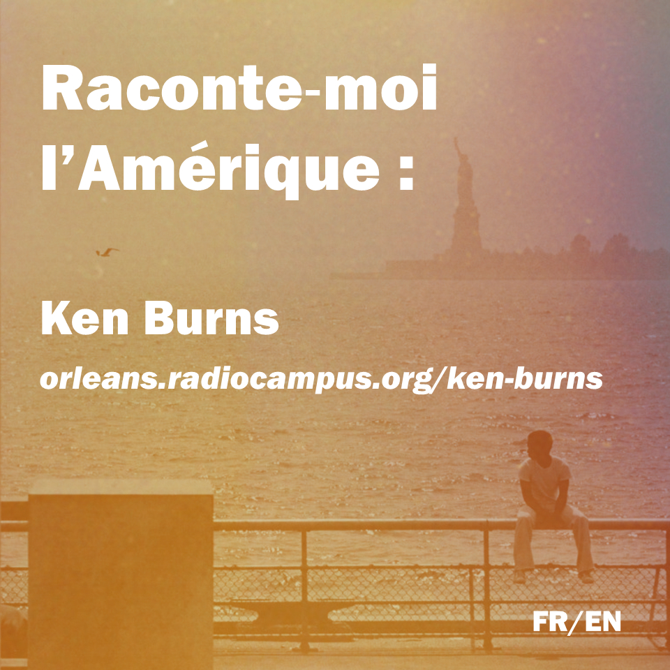 Illustration titrée "Raconte-moi l'Amérique : Ken Burns". En fond, une photo pellicule de la Statue de la Liberté en arrière plan, un enfant afro-américain assis sur une rambarde en premier-plan, un oiseau et la mer entre les deux.